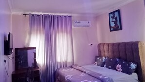 Phòng đơn Deluxe | Khu vực làm việc phù hợp cho laptop 