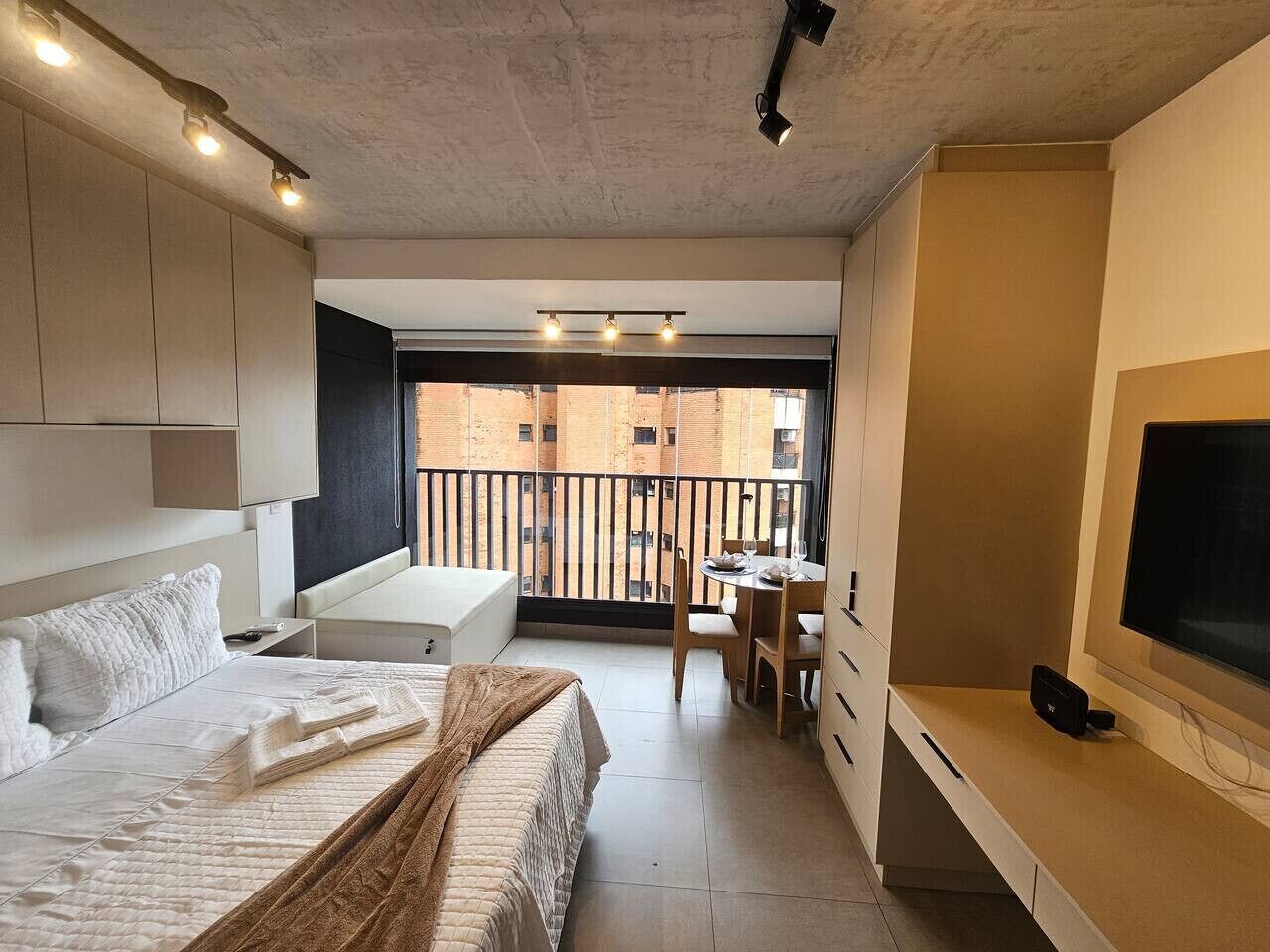 1 bedroom, desk, WiFi