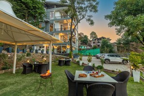 Outdoor dining - Alaya Stays Live Life 2BHK Apartment (Kasauli)