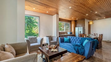 Deluxe Apartment, Garden View | Living area
