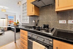 Fridge, microwave, oven, stovetop - Apartment Sleeps 6 With Parking (Warrington)