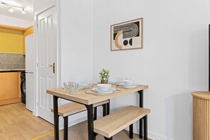 Dining - Apartment Sleeps 6 With Parking (Warrington)