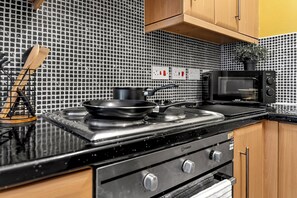Fridge, microwave, oven, stovetop - Apartment Sleeps 6 With Parking (Warrington)