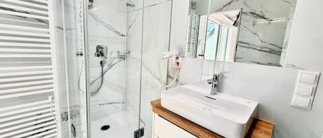 Comfort-Loft, Nichtraucher, zum Innenhof hin | Badezimmer | Dusche, Haartrockner, Handtücher, Seife