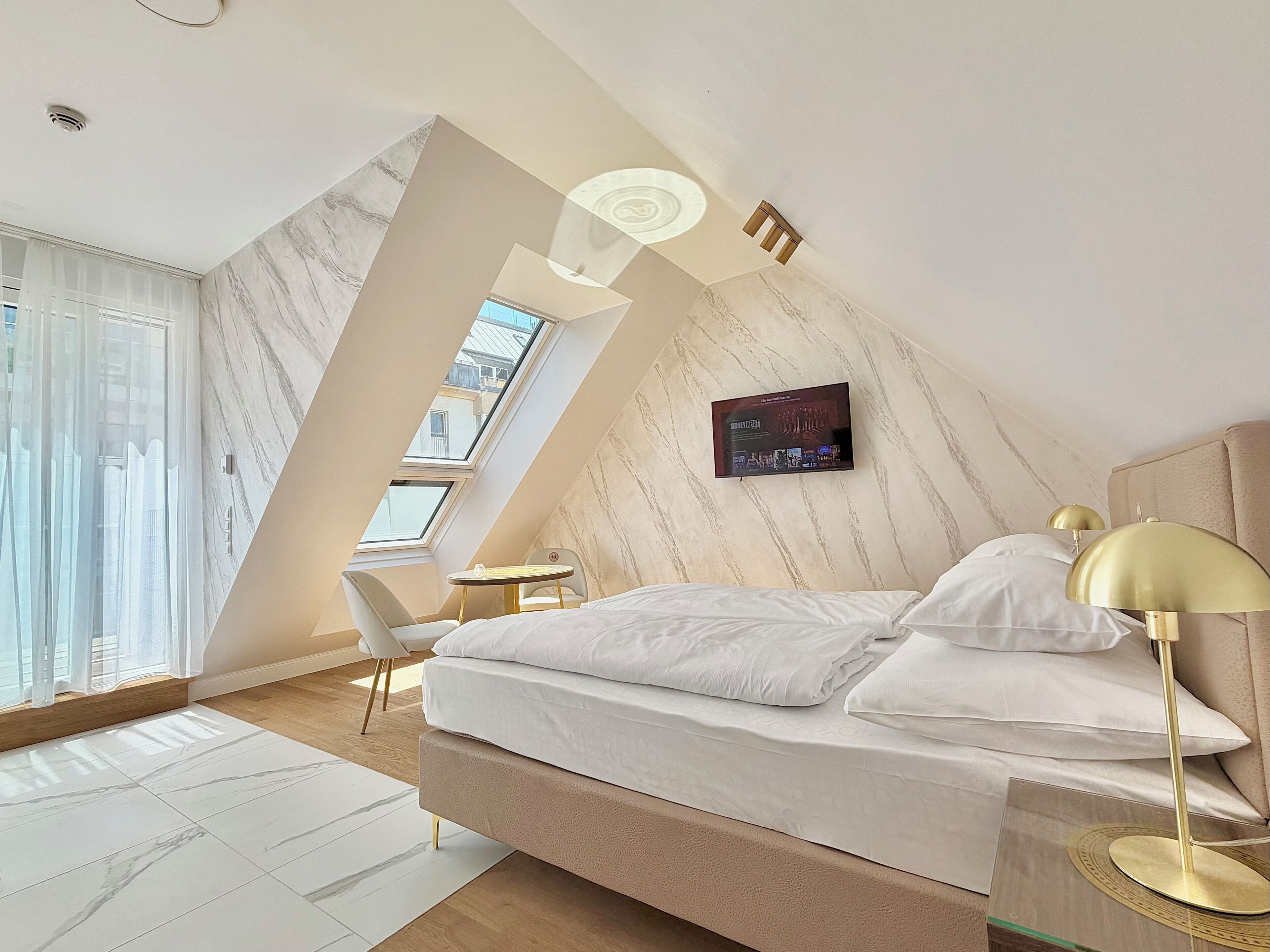 Een moderne slaapkamer met een bed, bureau en stoel.