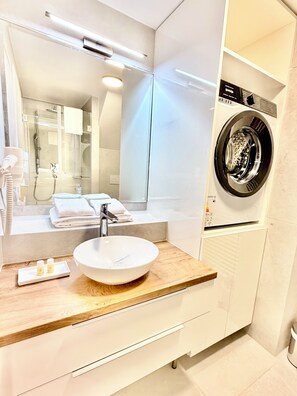 Alloggio Superior su due livelli | Bagno | Doccia, asciugacapelli, asciugamani, sapone