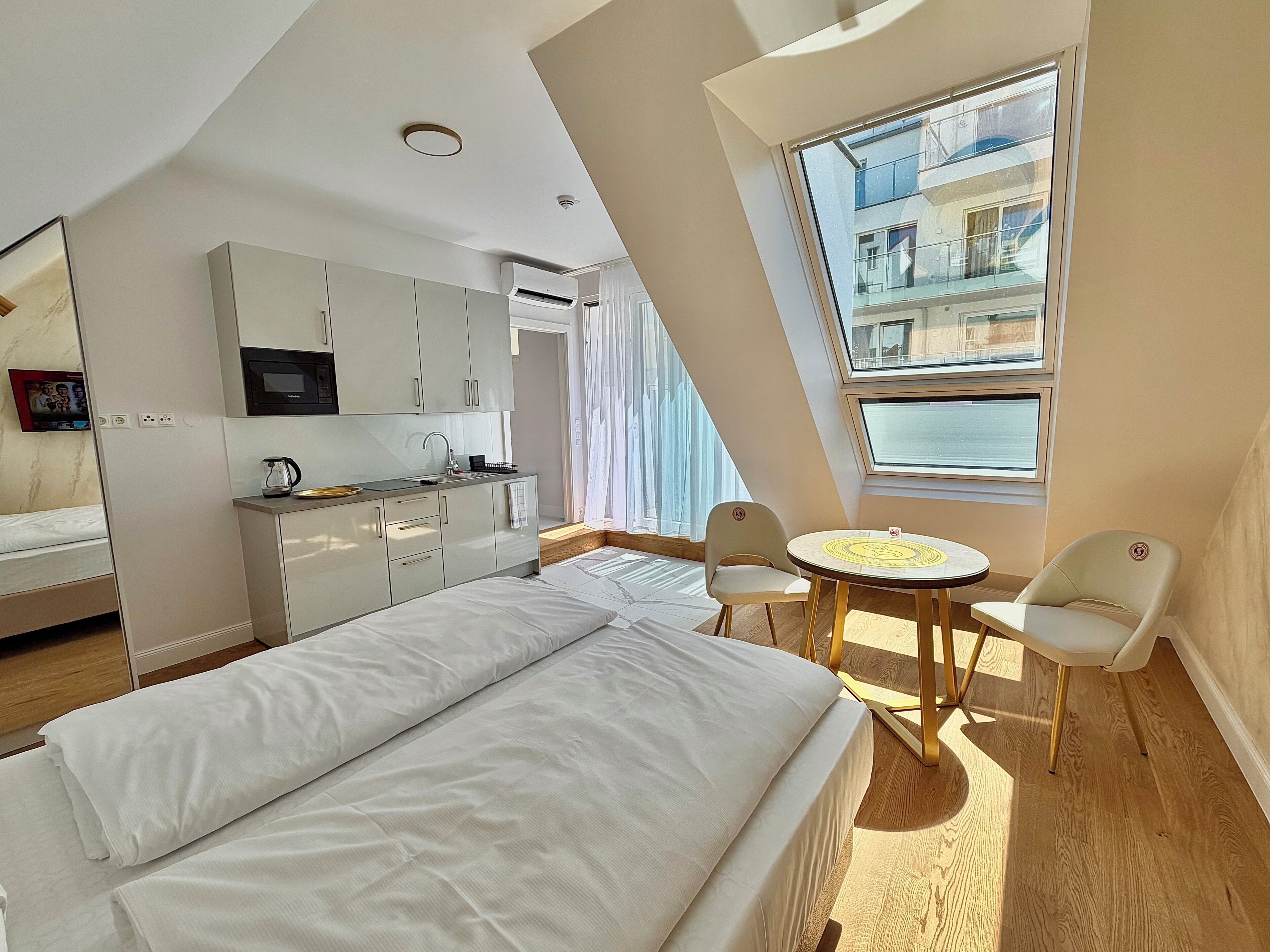 Monolocale Classic, balcone, vista cortile | Cucina privata | Mini-frigorifero, microonde, piano cottura, lavastoviglie
