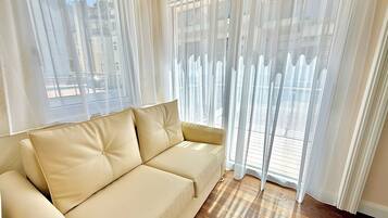Comfort tweepersoonskamer, balkon, uitzicht op binnenplaats | Woonruimte