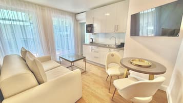 Comfort tweepersoonskamer, balkon, uitzicht op binnenplaats | Woonruimte