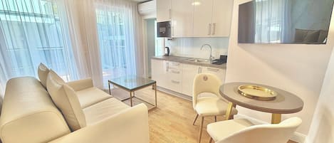 Comfort-Doppelzimmer, Balkon, Blick auf den Innenhof | Wohnbereich