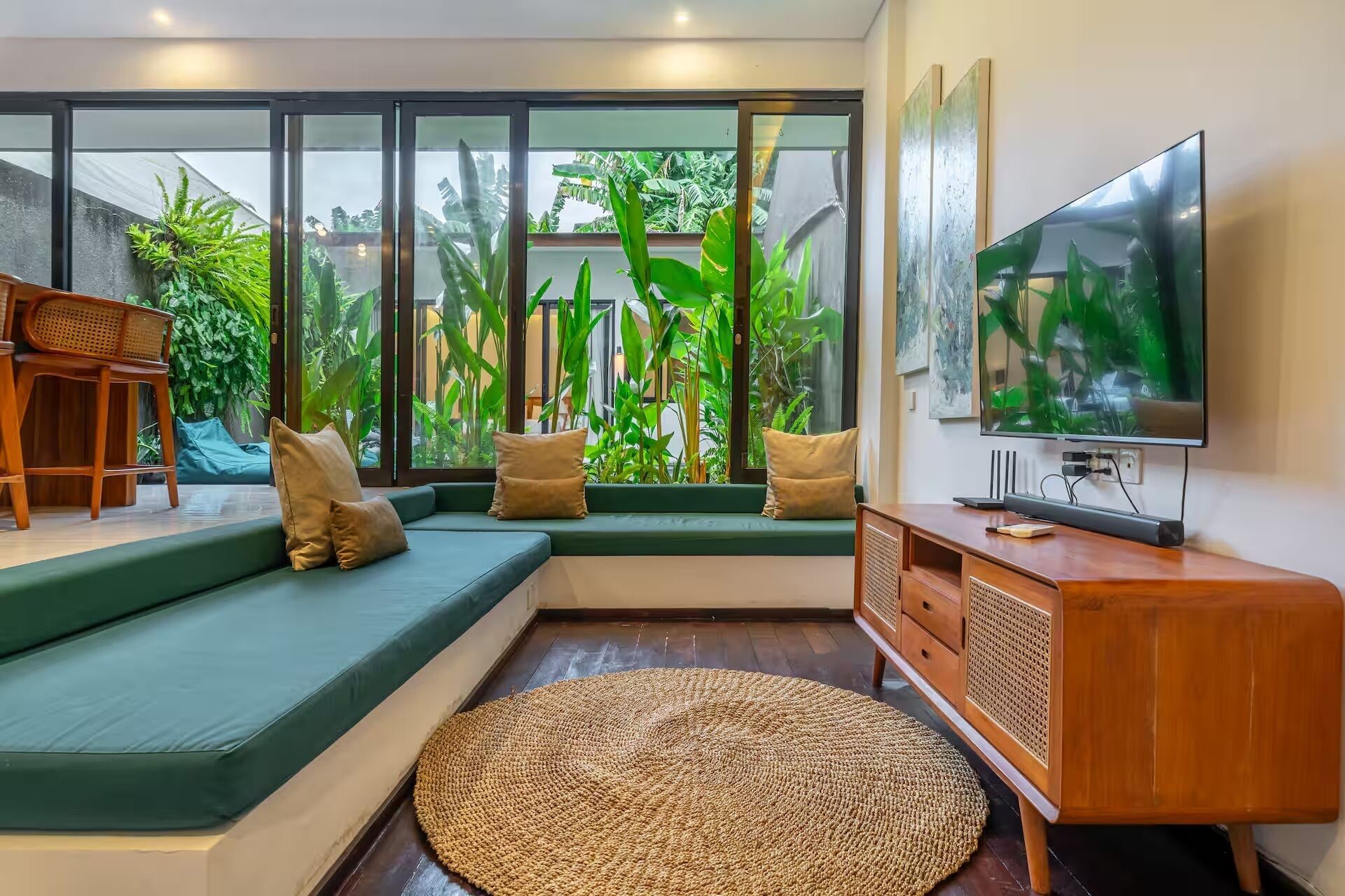 Villa Deluxe, 2 habitaciones, piscina privada | Zona de estar | Smart TV de 50 pulgadas con canales digitales