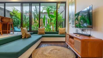 Villa Deluxe, 2 habitaciones, piscina privada | Zona de estar | Smart TV de 50 pulgadas con canales digitales