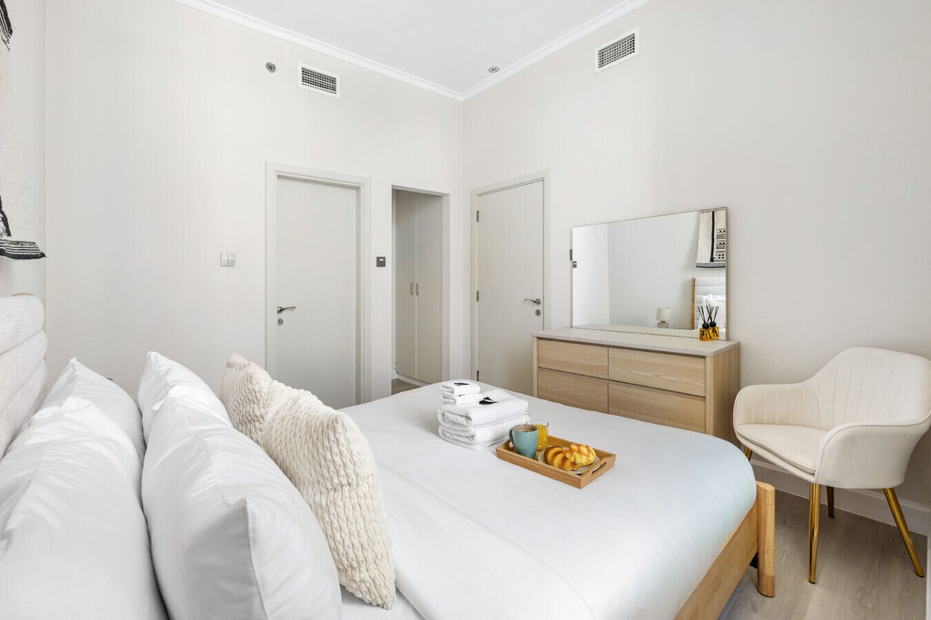 Een strijkplank/strijkijzer, wifi, beddengoed