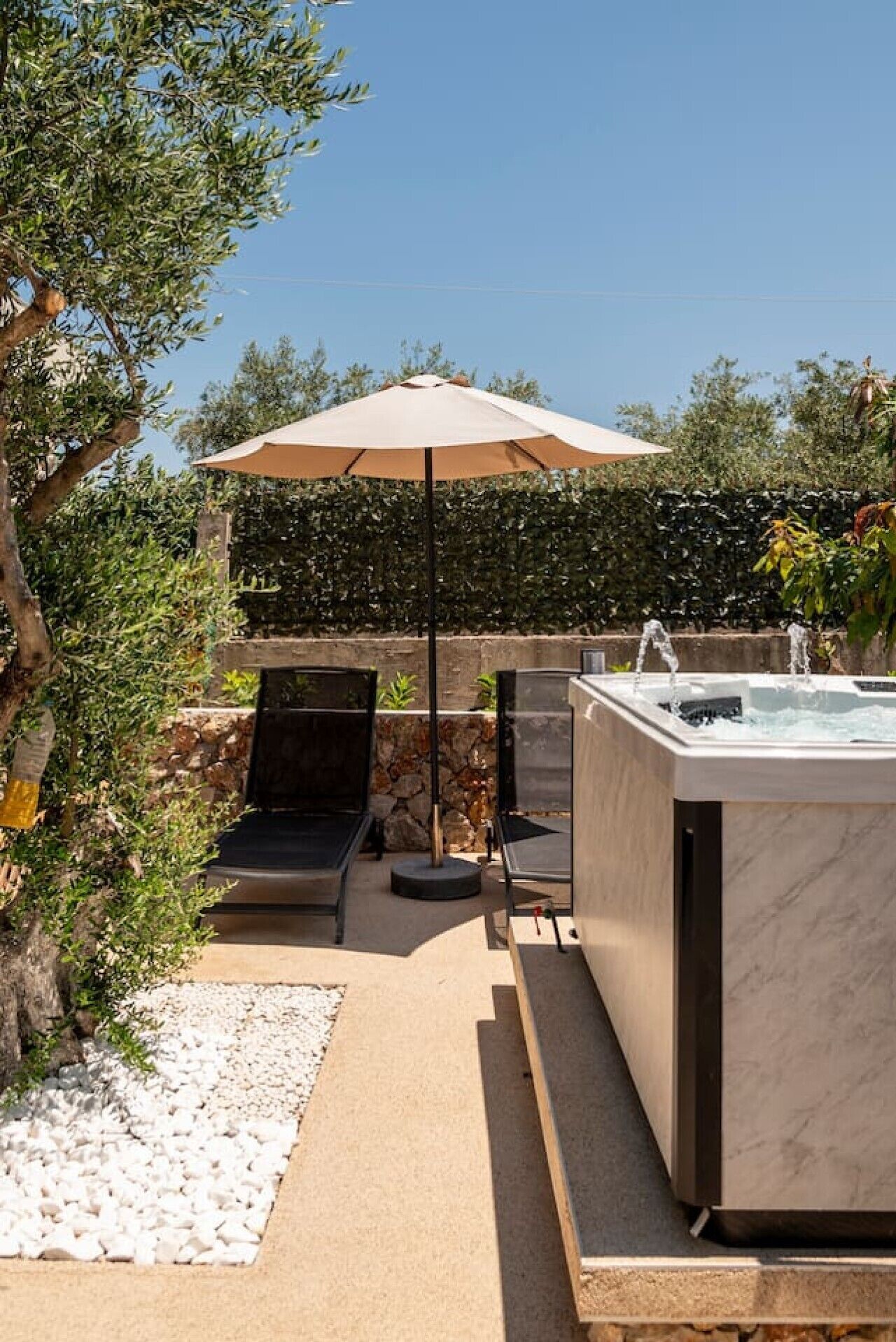 Outdoor spa tub