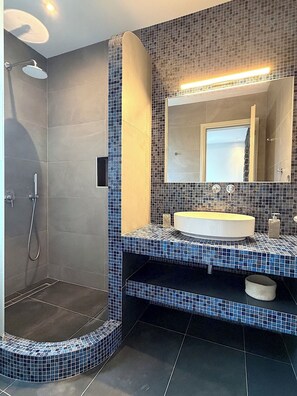 Een douche, een haardroger, een bidet, handdoeken