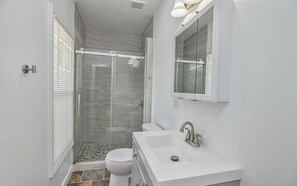 Shower, hair dryer, towels, soap - Beautiful 4bedroom house in Midtown Modern KC. 12 minutes from Arrowhead Stadium (Kansas City)