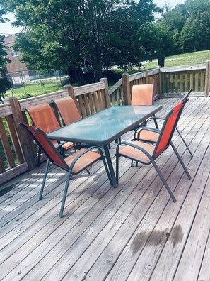 Outdoor dining - Beautiful 4bedroom house in Midtown Modern KC. 12 minutes from Arrowhead Stadium (Kansas City)
