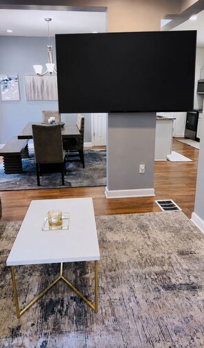 Dining - Beautiful 4bedroom house in Midtown Modern KC. 12 minutes from Arrowhead Stadium (Kansas City)