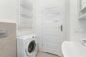 Shower, hair dryer, towels, shampoo