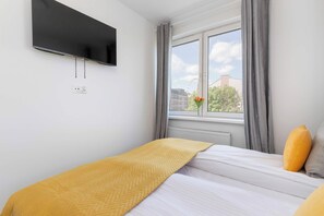 Schreibtisch, Bügeleisen/Bügelbrett, Reisekinderbett, WLAN