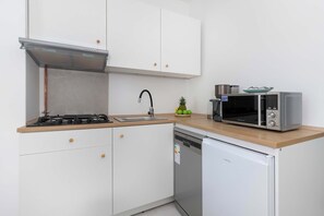 Fridge, microwave, stovetop, dishwasher