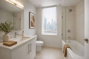 Junior Room, City View | Bathroom | Free toiletries, hair dryer, towels, soap - Aurelia Downtown Suites (Toronto)