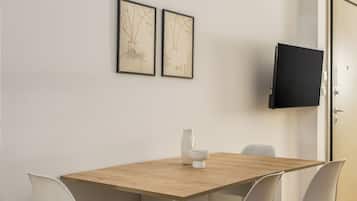 Deluxe Apartment | Dining