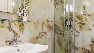 Apartament superior | Bany | Dutxa, articles de tocador gratuïts, assecador de cabells i tovalloles