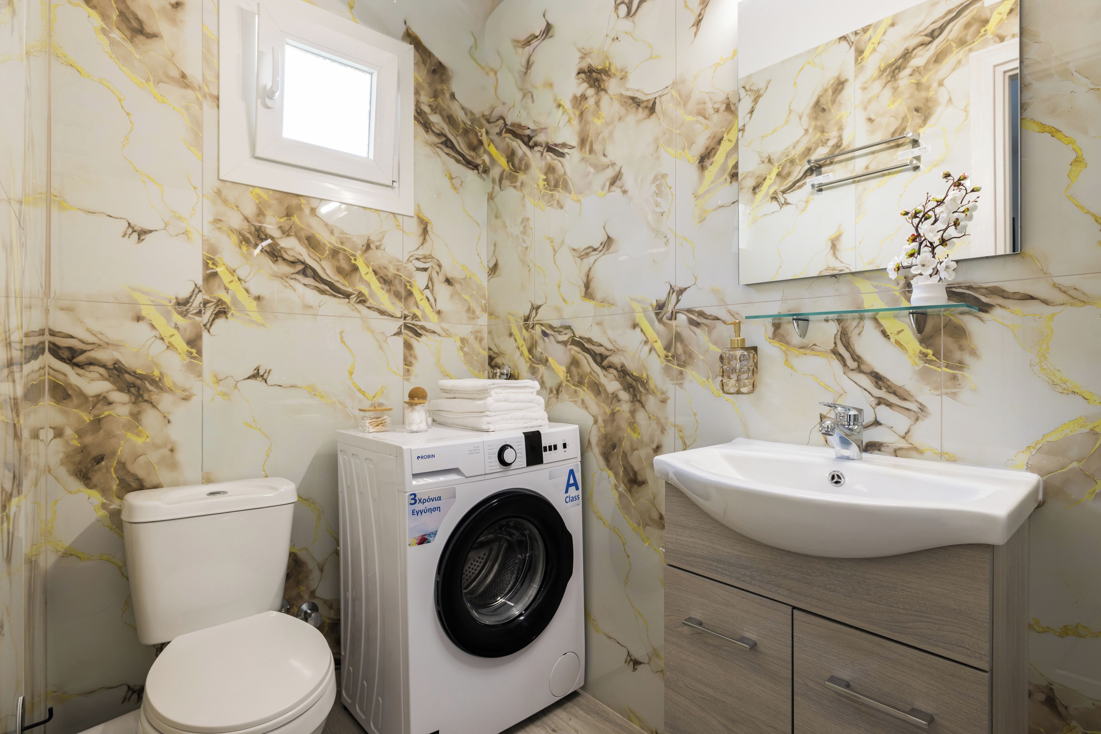Appartamento Superior | Bagno | Doccia, set di cortesia gratuito, asciugacapelli, asciugamani