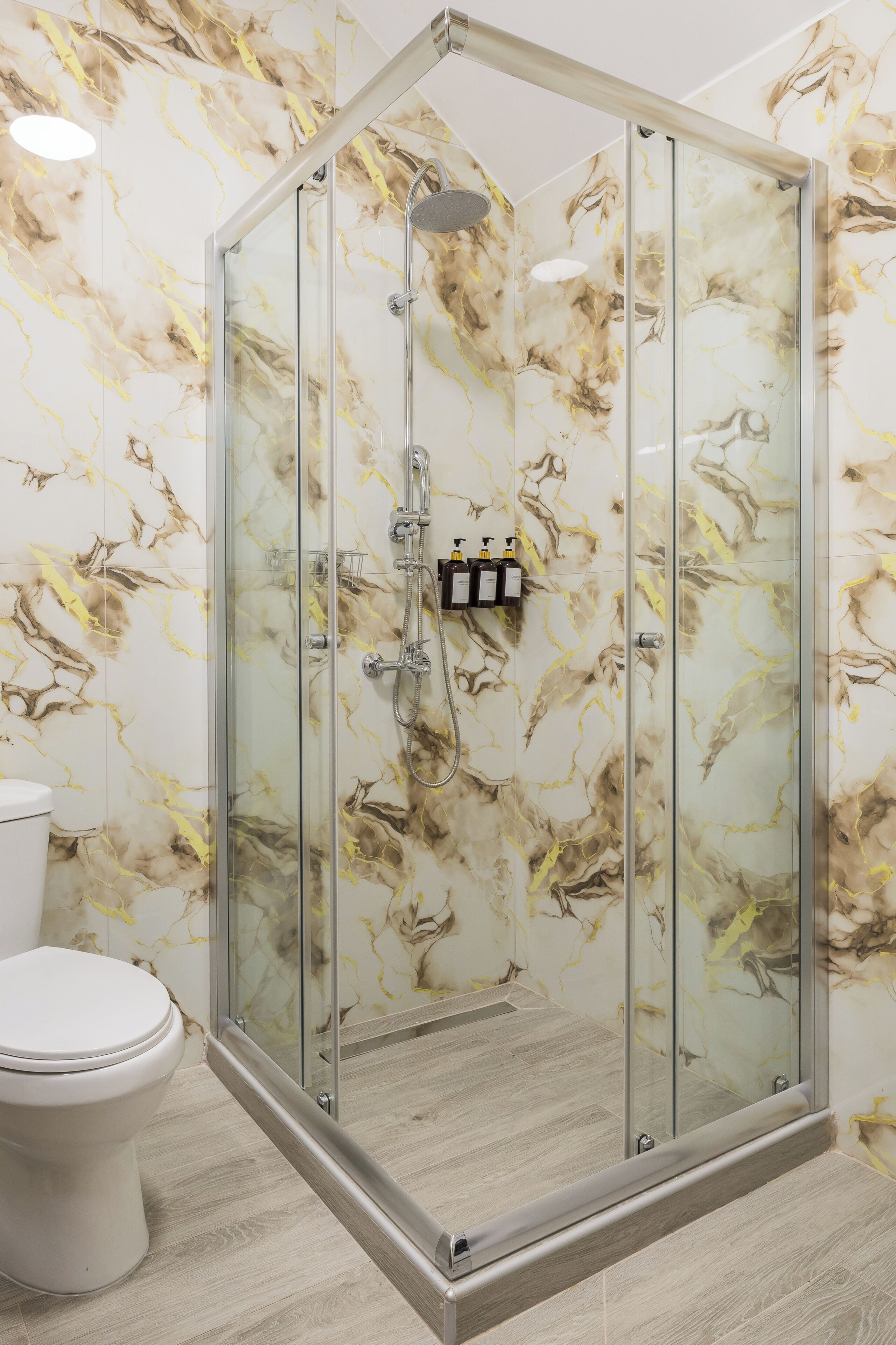 Deluxe Apartment | Bathroom | Shower, free toiletries, hair dryer, towels