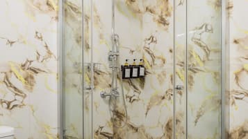 Deluxe Apartment | Bathroom | Shower, free toiletries, hair dryer, towels