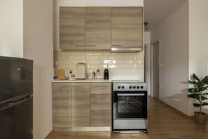 Frigorífico grande, horno, placa de cocina y utensilios de cocina