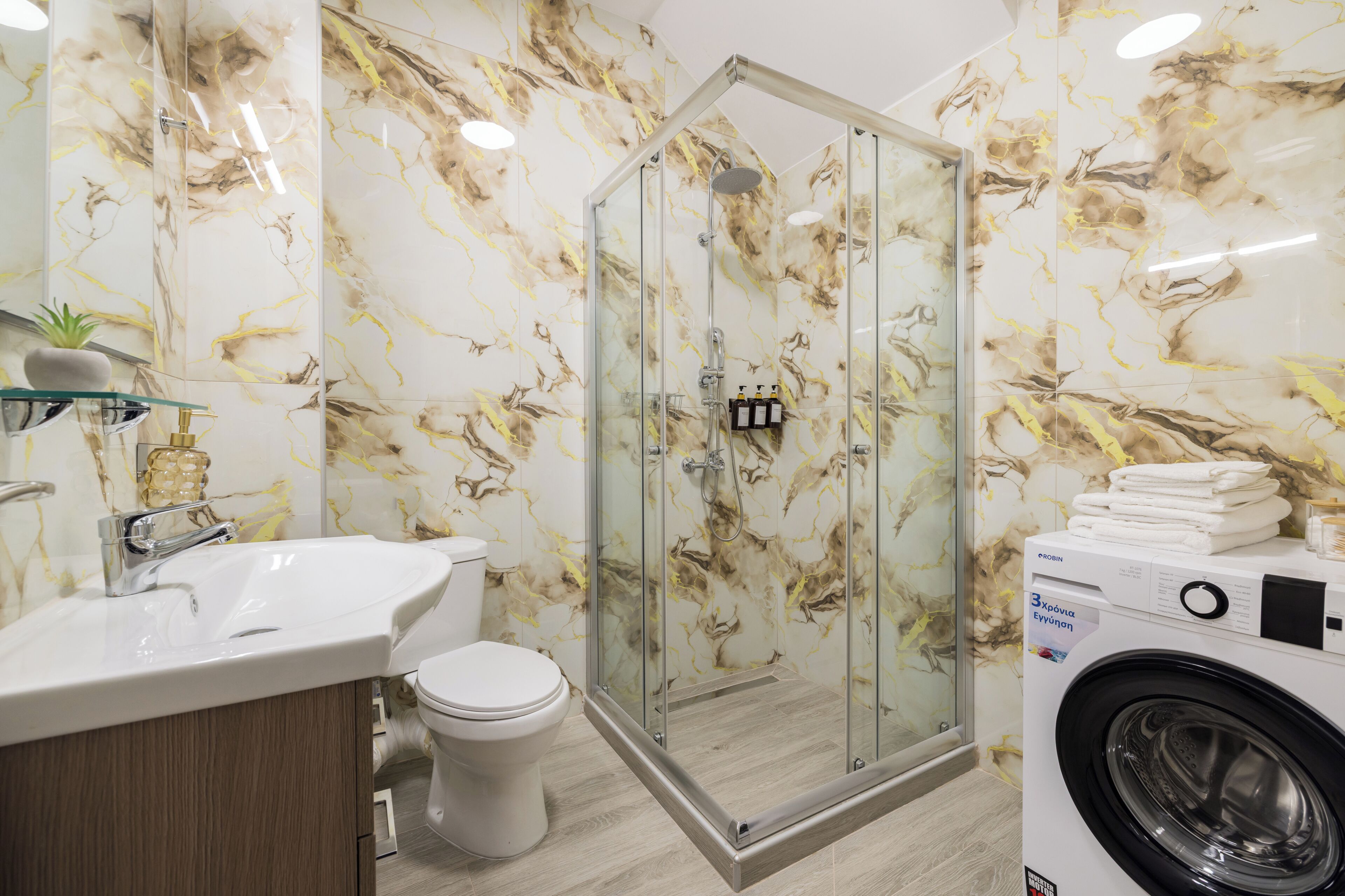 Deluxe-Apartment | Badezimmer | Dusche, kostenlose Toilettenartikel, Haartrockner, Handtücher