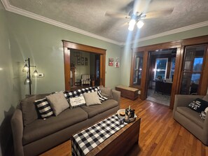 Smart TV - Spacious Historic 5-bedroom house in charming Barboursville with AC (Barboursville)