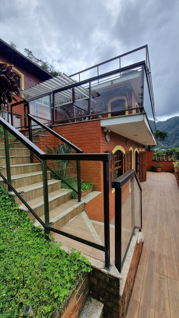 Property grounds - Duplex house with flat and kitchenette, 4 bedrooms, in the best location in Teresópolis. (Teresópolis)