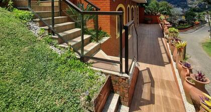 Duplex house with flat and kitchenette, 4 bedrooms, in the best location in Teresópolis.