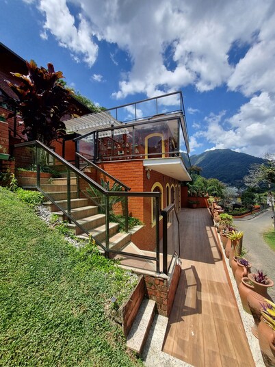 Duplex house with flat and kitchenette, 4 bedrooms, in the best location in Teresópolis.