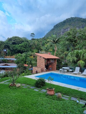 Pool - Duplex house with flat and kitchenette, 4 bedrooms, in the best location in Teresópolis. (Teresópolis)