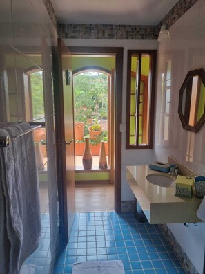 Shower, towels, soap, toilet paper - Duplex house with flat and kitchenette, 4 bedrooms, in the best location in Teresópolis. (Teresópolis)