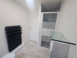 Apartment, 1 Bedroom | Bathroom - Pittentrail Inn Rogart Apartment (Rogart)
