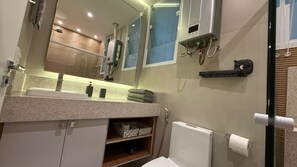 Ducha, secador de pelo, toallas y jabón