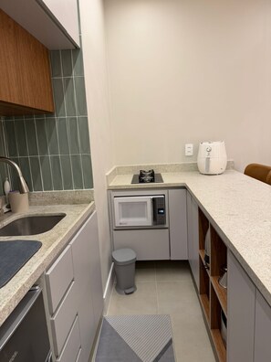 Fridge, microwave, stovetop, coffee/tea maker - Studio Copacabana Beach 50m (Rio de Janeiro)
