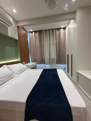 Escritorio, tabla de planchar con plancha, wifi gratis y ropa de cama