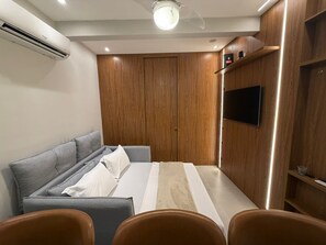 Desk, iron/ironing board, free WiFi, bed sheets - Studio Copacabana Beach 50m (Rio de Janeiro)