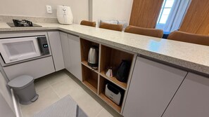 Geladeira, micro-ondas, cooktop, cafeteira/chaleira