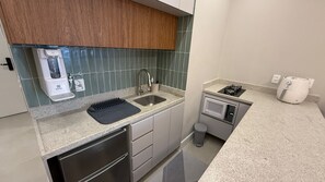 Réfrigérateur, micro-ondes, plaque de cuisson, cafetière/bouilloire