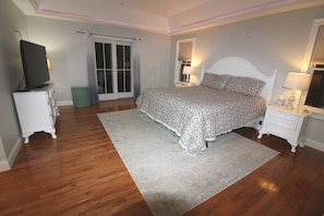 5 bedrooms, iron/ironing board, free WiFi, bed sheets - Main House located on quiet cul-de-sac near town and walking trails to the water (Tisbury)