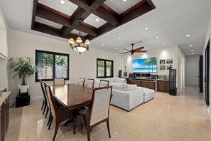 Amplia sala de estar con mesa de comedor, sofá y centro de entretenimiento.