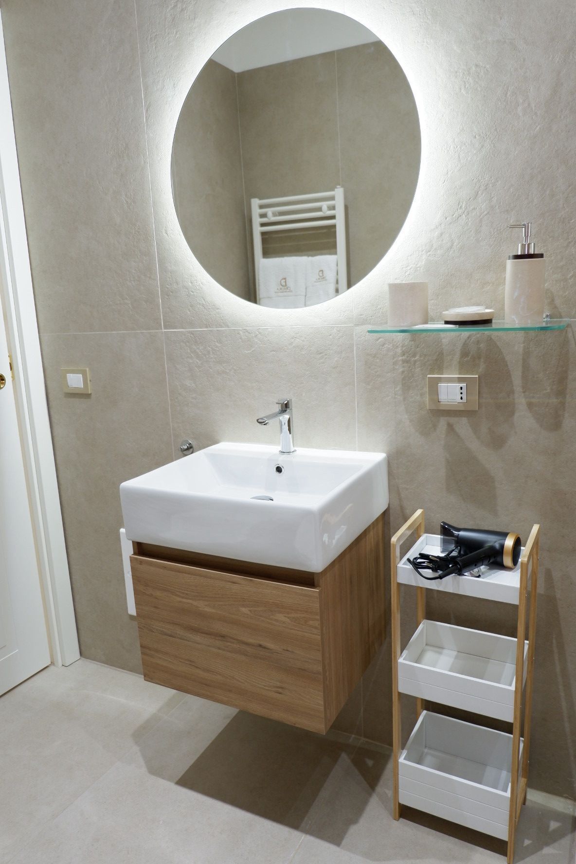 Douche, sèche-cheveux, bidet, serviettes fournies