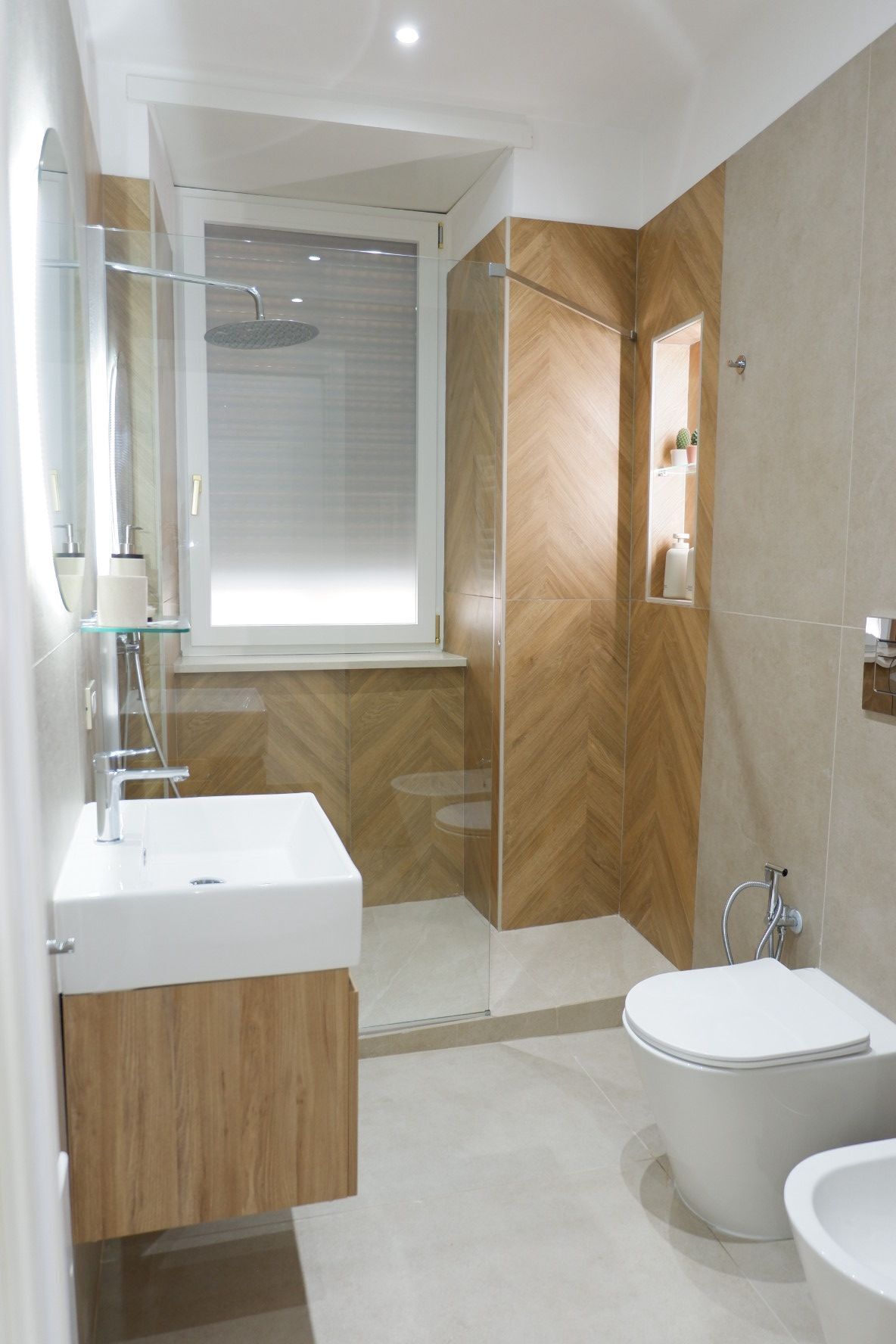 Douche, sèche-cheveux, bidet, serviettes fournies